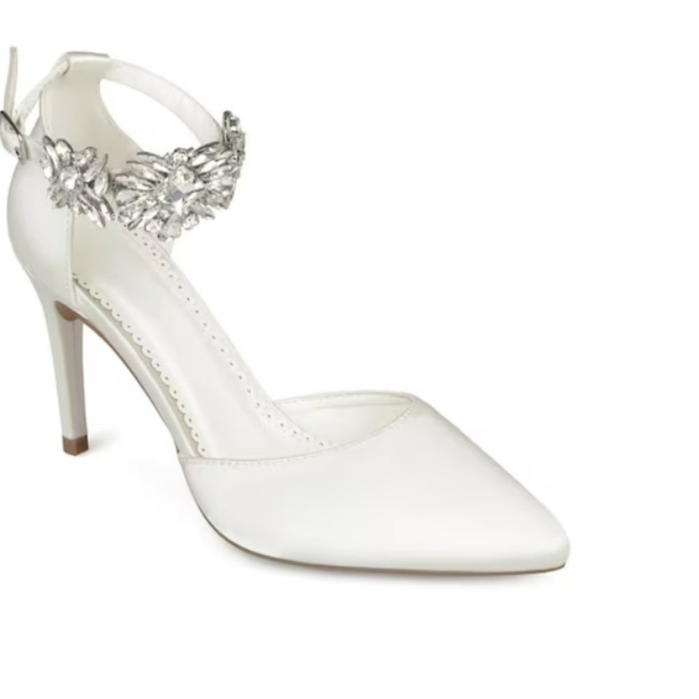 Journee Collection Loxley Pump (White): Size 7.5